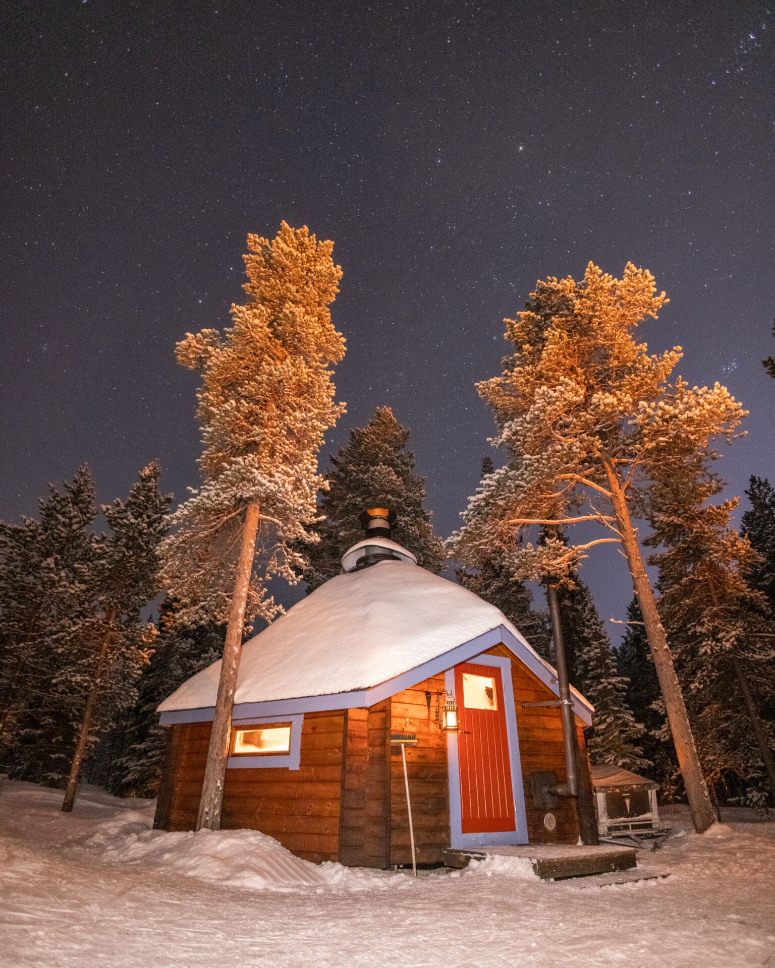 Cabin in the woods under the stars in Lapland, Sweden